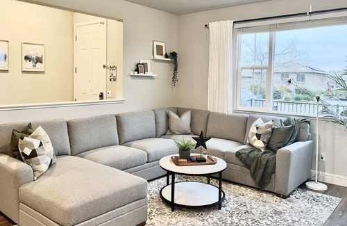 East Roseville Parkway Casa | Tranquil Modern Vacation Home w/ Valley View