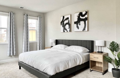 East Roseville Parkway Casa | Tranquil Modern Vacation Home w/ Valley View