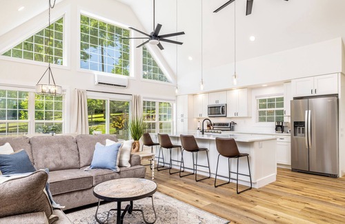 Maryville Casa | Tranquil Mountain Escape: Luxurious 2 Bedroom 2 Bath Cottage on 9 Acres