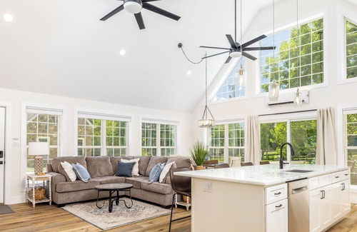 Maryville Casa | Tranquil Mountain Escape: Luxurious 2 Bedroom 2 Bath Cottage on 9 Acres