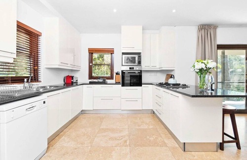 Constantia Casa | Tranquil Mountain Retreat with Pool & Hot Tub