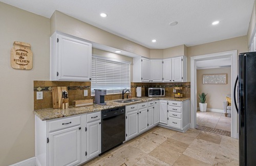 Tampa Villa | Tranquil Paradise on N Jamaica - 4BR Villa - 2 Miles to Tampa Bucs Stadium