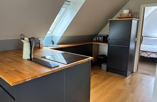 Bulmer Apartamento | Tranquil Pond View Loft Retreat in Sudbury