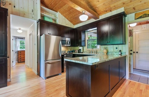 Baileys Harbor Cabina | Tranquil Retreat-walk to Kangaroo Lake Sandy beach
