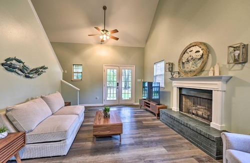 Mid America Casa | Tranquil Retreat with Dock on Lake Hamilton!