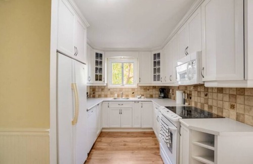 Saint-Raymond Cabina | Tranquil Riverfront Chalet with Hot Tub & Kayaks