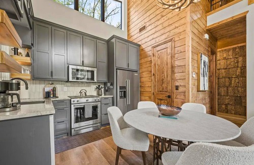 McCurtain County Cabina | Tranquil Riverside Cabin w/ Fire Pit, Hot Tub