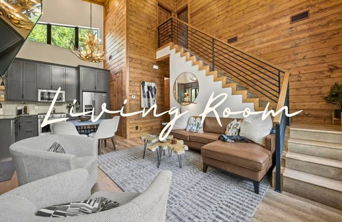 McCurtain County Cabina | Tranquil Riverside Cabin w/ Fire Pit, Hot Tub