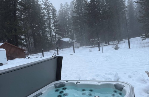 New Meadows Cabina | Tranquil Ski Retreat + Hot Tub + Mins to Brundage Ski Resort & McCall 4 bd+WiFi