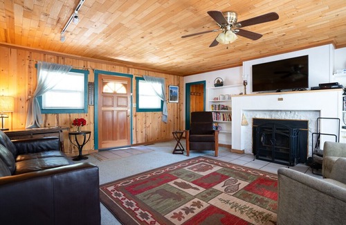 Brockway Casa | Tranquil Tahoe Retreat with WiFi, easy walk to beach