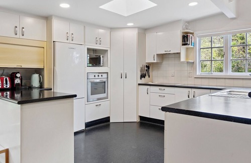 Titirangi Casa | Tranquil Treasure - Titirangi Holiday Home