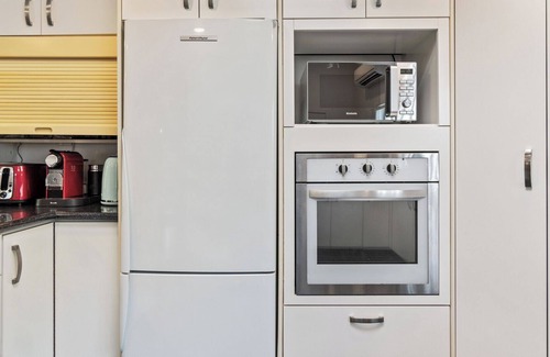 Titirangi Casa | Tranquil Treasure - Titirangi Holiday Home