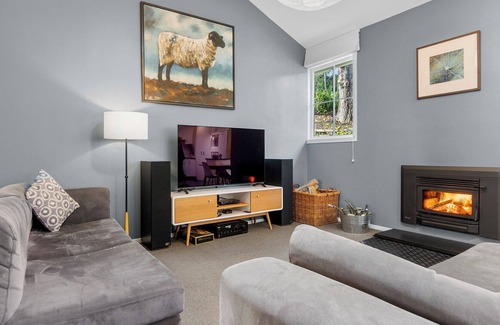 Titirangi Casa | Tranquil Treasure - Titirangi Holiday Home