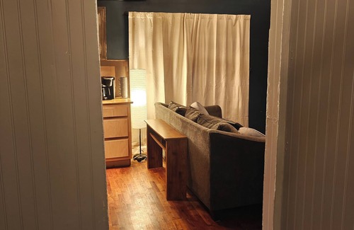 Canton Cabaña | Tranquil Treehouse Cottage 10 mins from Downtown Canton