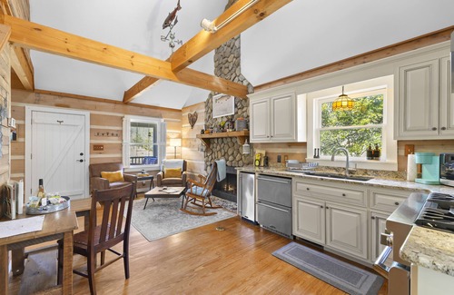 Sunset Cabina | Tranquil Waterfront Valley Cabin With Views