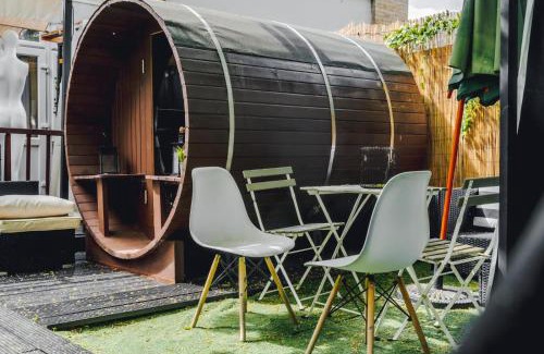 Coldharbour Apartamento | TranquilHaus! 3BR Retreat with Spa Saunas, Hot Tub & Garden Cinema