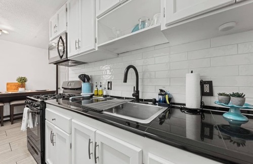 South Side Casa | Tranquility Cottage: Charming 2BR Corpus Christi retreat, central location
