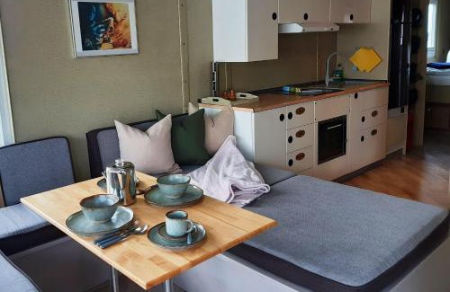 Havelsee Casa | Traumhaus-auf-dem-Wasser-Modernisiertes-Hausboot-13-x-4-m