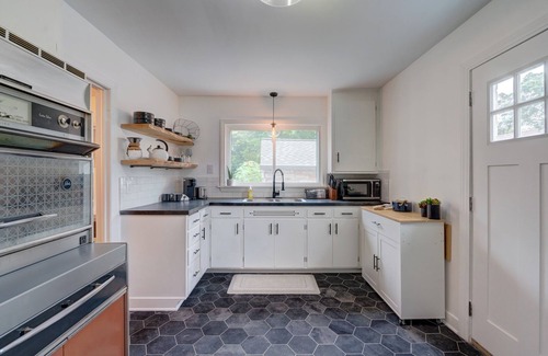 Bay Creek Casa | Travel Nurse’s Modern Bungalow! Cozy 3 Bedroom Home