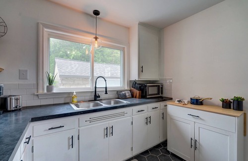 Bay Creek Casa | Travel Nurse’s Modern Bungalow! Cozy 3 Bedroom Home