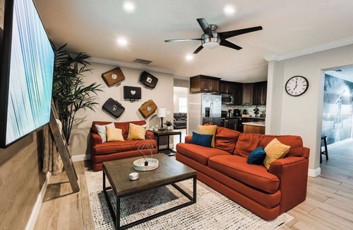 Maitland Casa | *Travel Themed Property with Backyard Oasis*