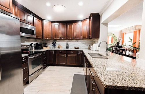 Maitland Casa | *Travel Themed Property with Backyard Oasis*