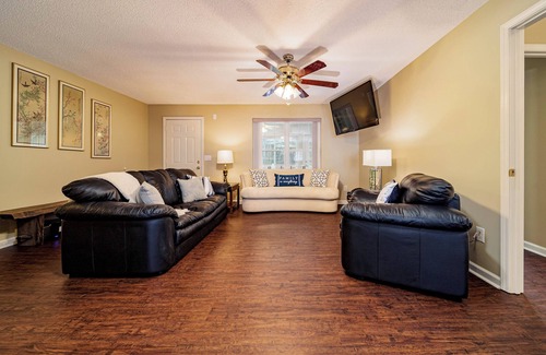 Travelers Rest Casa | Travelers Nest~Woodsy Retreat~All ParkPass~Minutes to Parks~Fast Wi-Fi~Families~