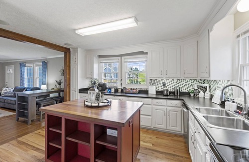 Travelers Rest Casa | Travelers Rest Pet-Friendly 3BR, Porch & Grill