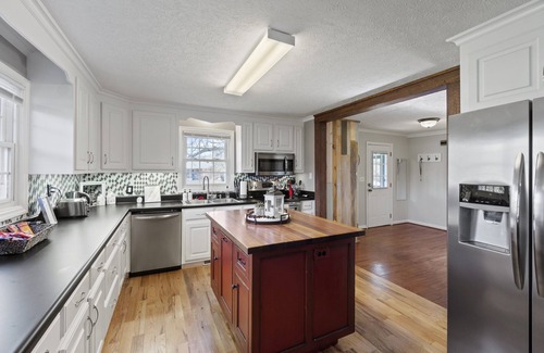 Travelers Rest Casa | Travelers Rest Pet-Friendly 3BR, Porch & Grill