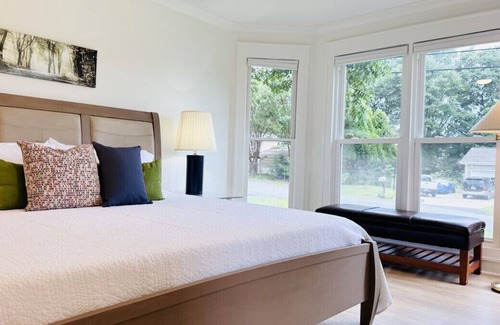 Travelers Rest Casa | TRAVELERS REST'S SUNFLOWER JOY