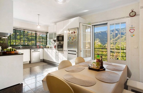 Machico Casa | Casa de Vacaciones 'Traveller's House' con Vista a la Montaña, Piscina Compartida y Wi-Fi