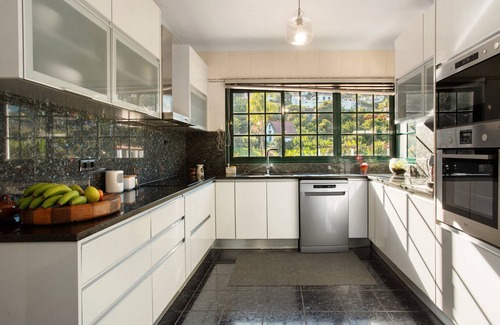 Machico Casa | Casa de Vacaciones 'Traveller's House' con Vista a la Montaña, Piscina Compartida y Wi-Fi