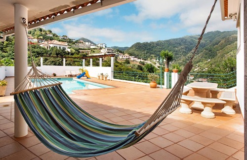 Machico Casa | Casa de Vacaciones 'Traveller's House' con Vista a la Montaña, Piscina Compartida y Wi-Fi