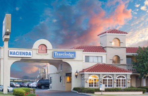 Downtown Hotel | Travelodge by Wyndham Costa Mesa Newport Beach Hacienda