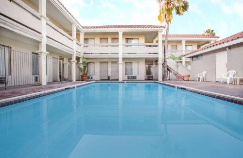 Downtown Hotel | Travelodge by Wyndham Costa Mesa Newport Beach Hacienda