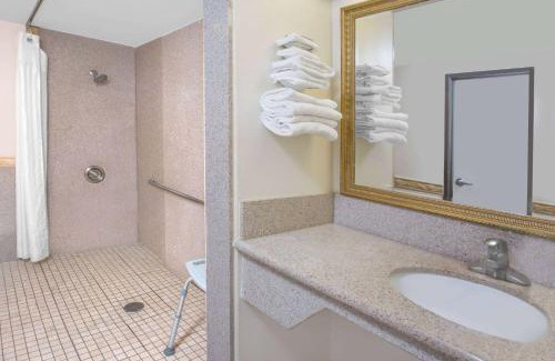 Downtown Hotel | Travelodge by Wyndham Costa Mesa Newport Beach Hacienda