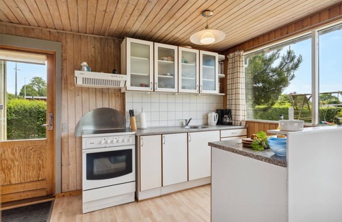 Boeslum Casa | Treat yourself to some time off in this compact and pleasant vacation home on Snaptun beach.