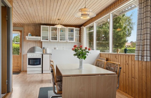 Boeslum Casa | Treat yourself to some time off in this compact and pleasant vacation home on Snaptun beach.