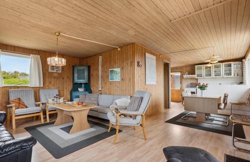 Boeslum Casa | Treat yourself to some time off in this compact and pleasant vacation home on Snaptun beach.