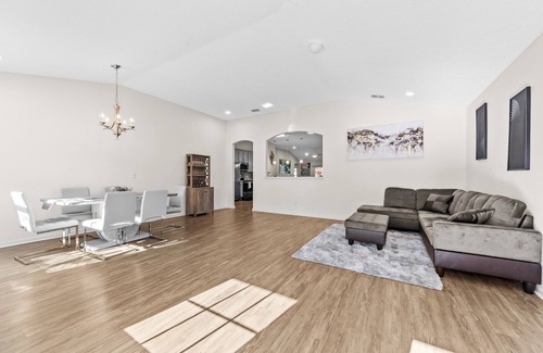 Westside Casa | TREAT YOURSELF Spacious 4-bedroom house with WiFi and AC in awesome Jacksonville