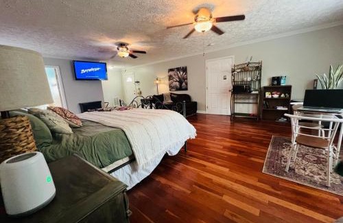 Pine Forest Casa | Tree Farm Stay Fire Pit & Grill WOW-King Suite