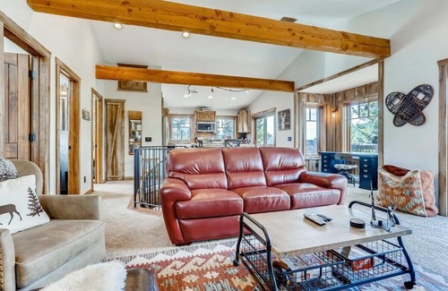 Weisshorn Casa | Tree House Cabin-Unique 2BR Home w/ Shared HotTub!