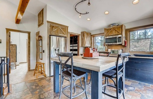Weisshorn Casa | Tree House Cabin-Unique 2BR Home w/ Shared HotTub!