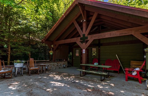 Lake Toxaway Cabaña | Tree House in Westridge - RELAXING COTTAGE WITH SPLIT LIVING AREA