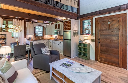 Lake Toxaway Cabaña | Tree House in Westridge - RELAXING COTTAGE WITH SPLIT LIVING AREA
