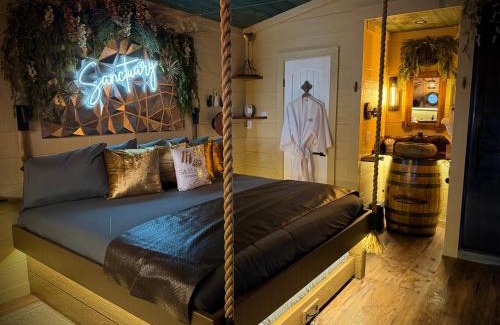 Sevierville Chalet De Esquí | "Tree-T-Ment Center" Spa-Themed Luxury Treehouse with Indoor & Outdoor Soaking Tubs