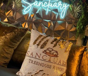 Sevierville Chalet De Esquí | "Tree-T-Ment Center" Spa-Themed Luxury Treehouse with Indoor & Outdoor Soaking Tubs