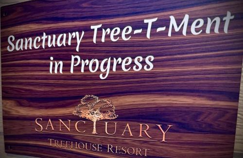 Sevierville Chalet De Esquí | "Tree-T-Ment Center" Spa-Themed Luxury Treehouse with Indoor & Outdoor Soaking Tubs