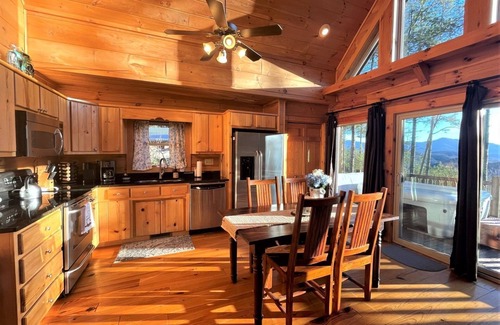 Almond Cabina | Tree Top Getaway - Tree Top Getaway close to Fontana Lake and NOC - Free Passes!