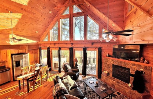 Almond Cabina | Tree Top Getaway - Tree Top Getaway close to Fontana Lake and NOC - Free Passes!